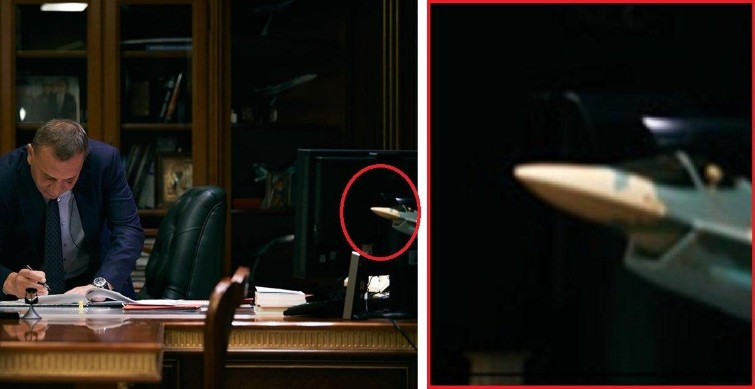 Đáng chú ý là một mô hình Su-59 từng được phát hiện trên bàn làm việc của Phó Thủ tướng Nga Yuri Borisov vào cuối năm 2020, so sánh với hình ảnh hiện tại thì các chuyên gia quân sự đã có cái nhìn khá đầy đủ về Checkmate.