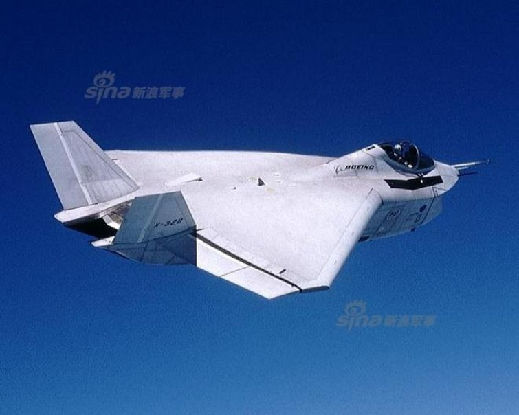 Đối thủ của X-32 trong chương trình tìm kiếm máy bay tiêm kích tấn công kết hợp - JSF không phải ai khác mà chính là F-35 Lightning II của Lockheed Martin.