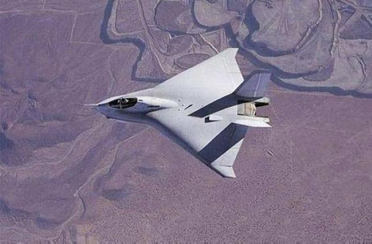 Ảnh chụp từ phía trên hướng xuống chiếc X-32 đang bay thử nghiệm cho thấy kiểu dáng kì dị của loại máy bay này, thậm chí nó còn có ngoại hình "béo tròn" hơn cả chiếc F-35 Lightning II.