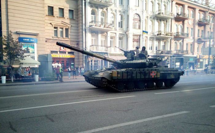 Vũ khí chính của T-64BV là khẩu pháo nòng trơn 2A46M-1 125 mm, một khẩu súng máy đồng trục 7,62 mm và một súng máy NSVT 12,7 mm.