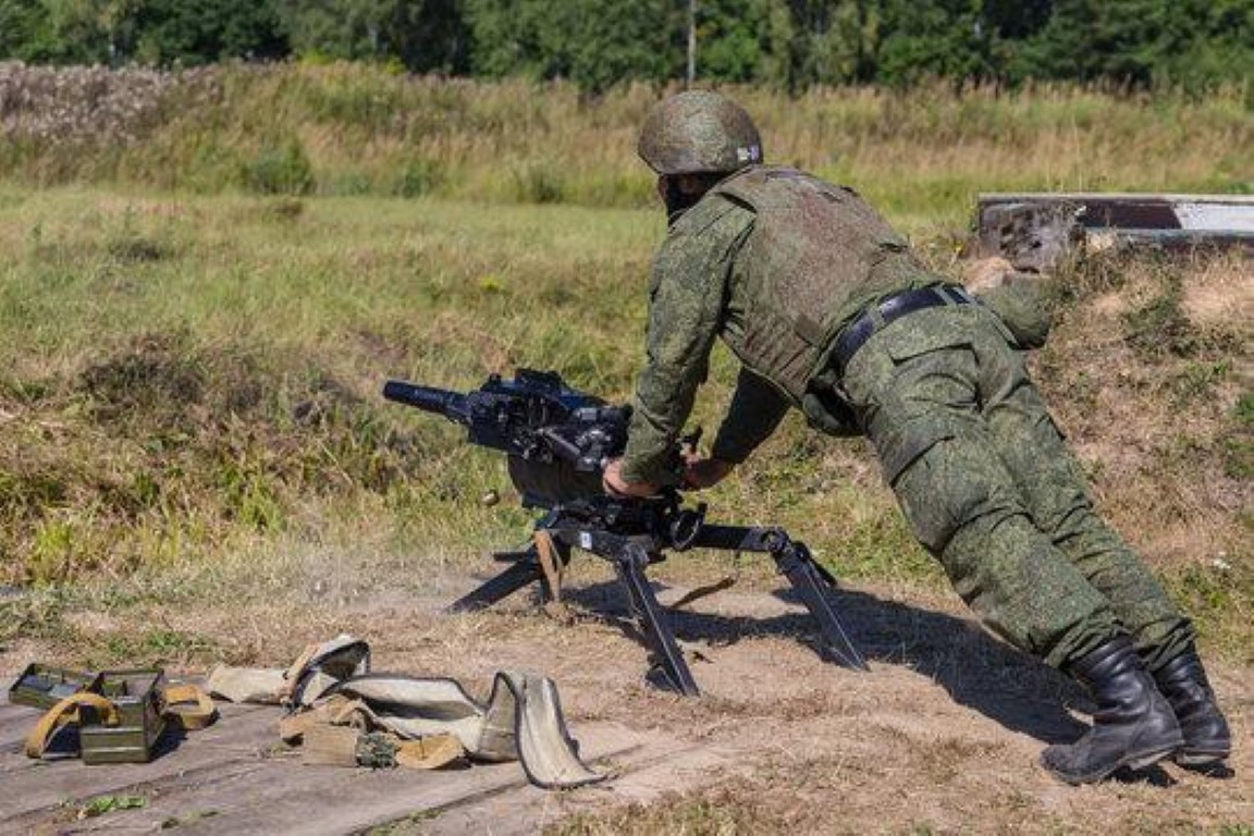 AGS-17 có chiều dài tổng thể 840 mm, trọng lượng 18 kg bao gồm thân súng, hộp tiếp đạn, chân máy nặng 12 kg.