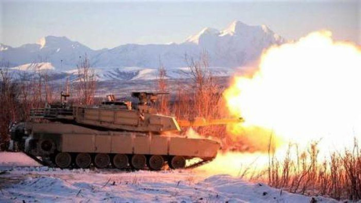 Năm 2017, Lục quân Mỹ đã đặt hàng nâng cấp hàng loạt số xe tăng chủ lực Abrams hiện có theo chuẩn mới nhất M1A2 SEP v.3 hay M1A2C; từ 5/2020, những chiếc M1A2C đầu tiên đồng thời được đưa vào thử nghiệm kiểm tra trong điều kiện khắc nghiệt của Alaska để tinh chỉnh kỹ thuật.