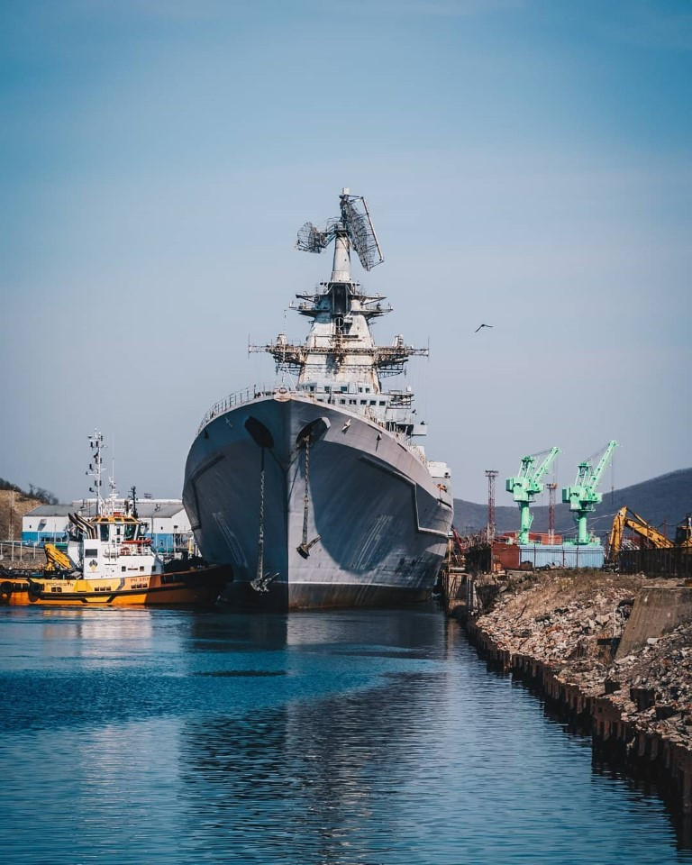  Tuần dương hạm hạng nặng Đô đốc Lazarev đã được kéo tới nhà máy đóng tàu số 30, chuẩn bị xong những công đoạn cuối cùng, trước khi bị rã sắt vụn.