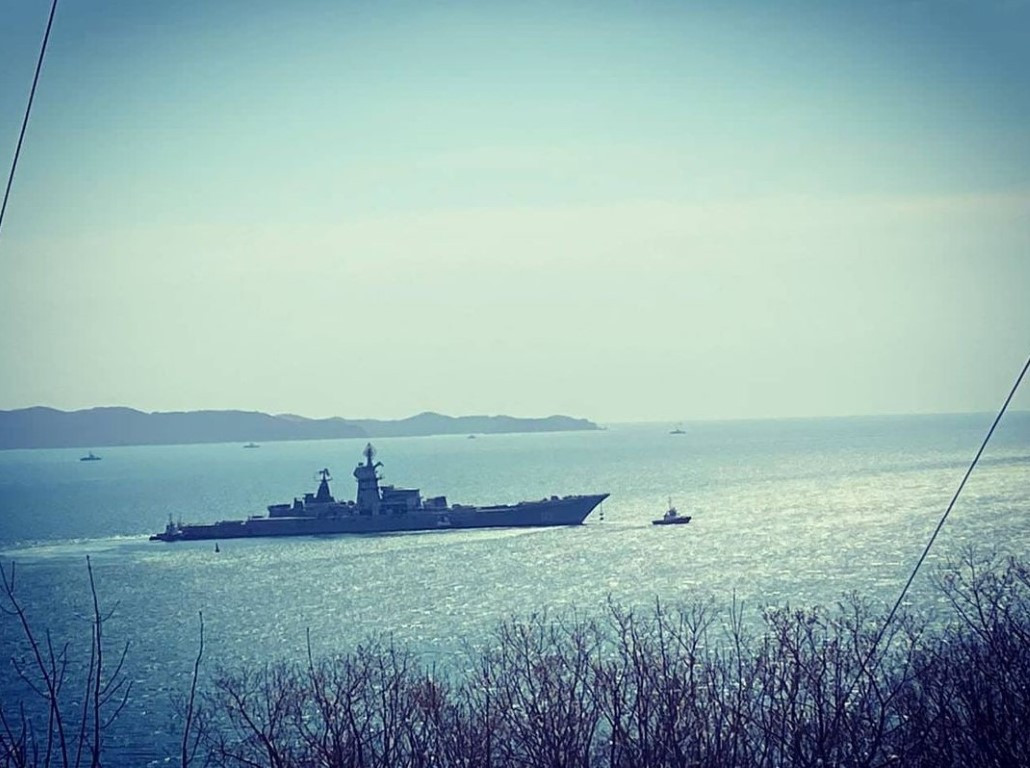 Từ tháng 2 năm nay, Đô đốc Lazarev đã thực hiện hành trình cuối cùng của đời mình, khi được kéo tới nhà máy đóng tàu để thực hiện việc rã sắt vụn.