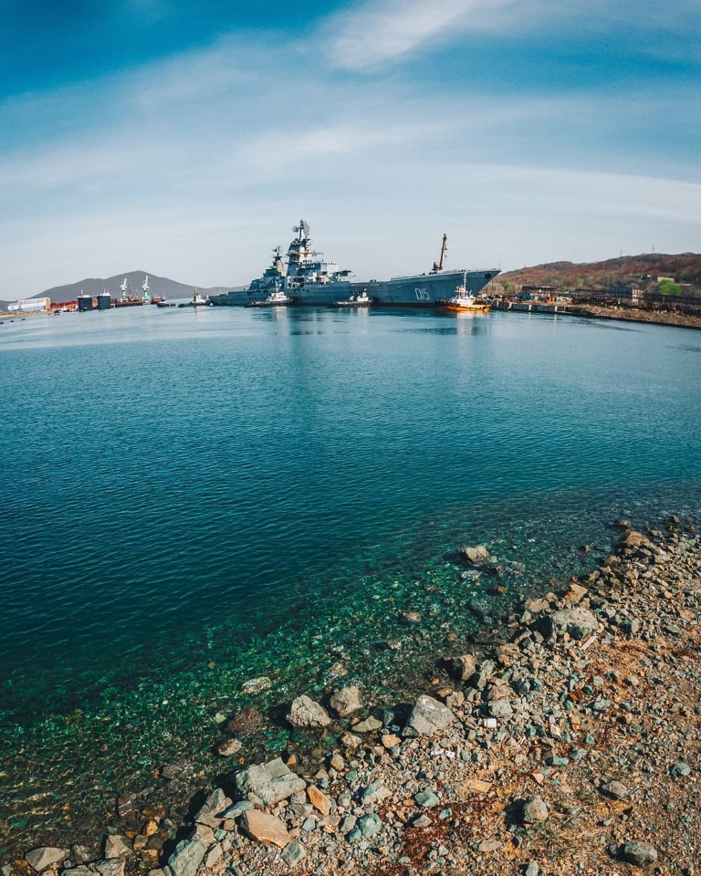 Tới năm 1999, để giảm tải gánh nặng tài chính cho hải quân Nga, Moscow đã rút tàu Lazarev ra khỏi biên chế. Trong 5 năm sau đó, Lazarev được đưa về Bolshoy Kamen để tháo bỏ lò phản ứng hạt nhân.