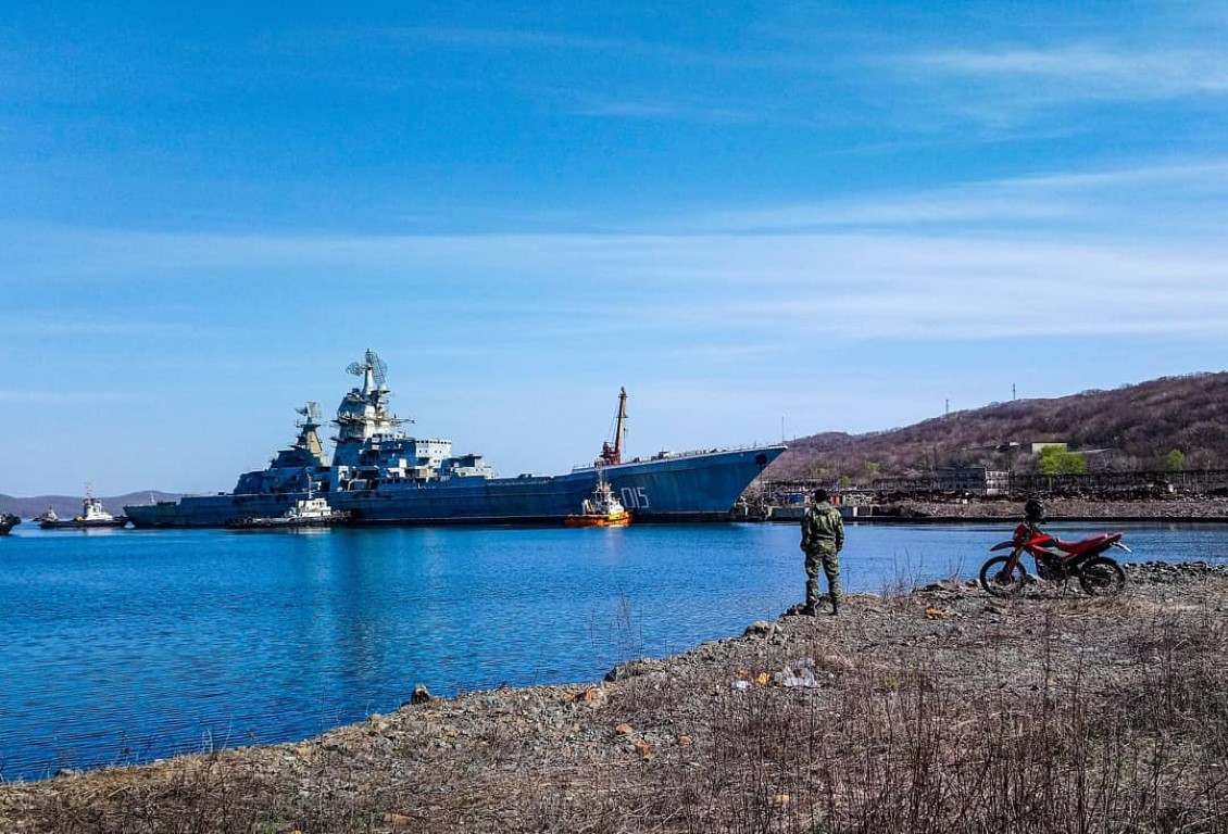 Sau khi bị tháo bỏ lò phản ứng hạt nhân, tàu Lazarev đã chính thức trở thành cục sắt nặng 24.000 tấn, không còn khả năng hoạt động và chỉ còn chờ ngày bị rã sắt vụn.