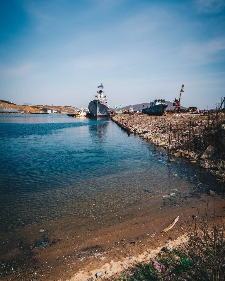 Sau khi Liên Xô tan rã, tuần dương hạm Lazarev tiếp tục được phục vụ trong biên chế Hải quân Nga, nằm trong hạm đội biển Đen.