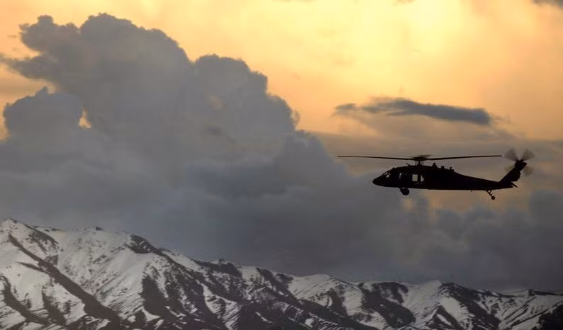 UH-60A Black Hawk có thể được trang bị súng máy M240H hoặc M134 minigun cỡ nòng 7.62 mm hay GAU-19 cỡ nòng 12.7 mm.