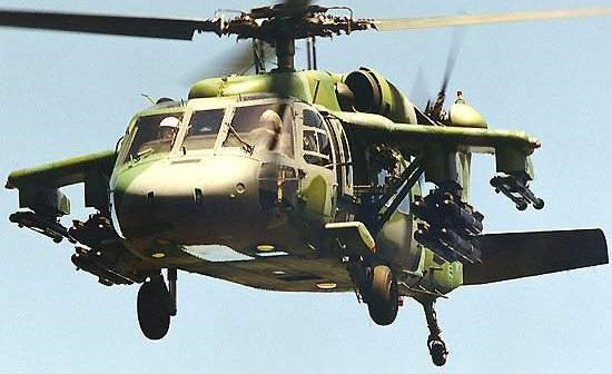 Thậm chí còn có hẳn một phiên bản trực thăng tấn công được định danh AH-60L. Biến thể này có thể mang tới 12 tên lửa các loại, sức chiến đấu gần ngang ngửa với AH-64 Apache đời đầu và Mi-24 Nga.