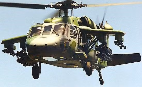 Thậm chí còn có hẳn một phiên bản trực thăng tấn công được định danh AH-60L. Biến thể này có thể mang tới 12 tên lửa các loại, sức chiến đấu gần ngang ngửa với AH-64 Apache đời đầu và Mi-24 Nga.