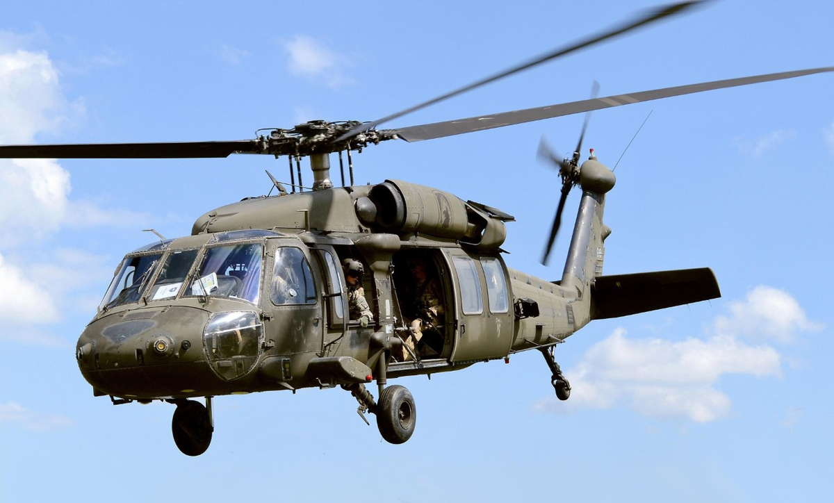 UH-60A có thể chở 11 lính với đầy đủ trang bị, hoặc mang theo 1.170 kg hàng ở khoang trong hay 4.050 kg nếu treo cả bên ngoài.