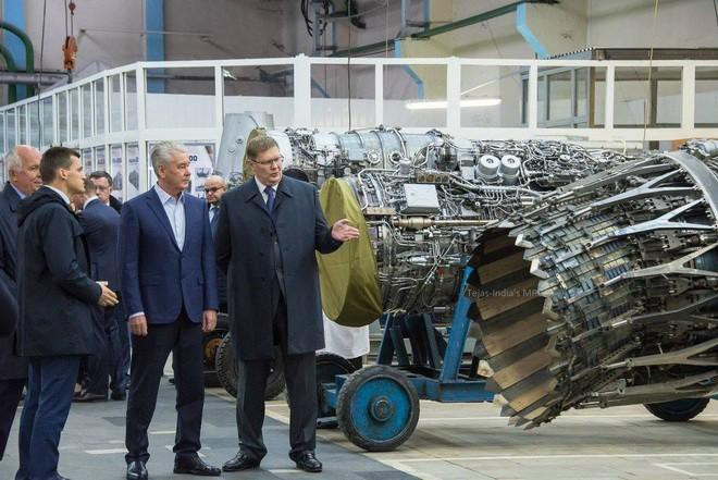 Theo kế hoạch vào năm 2019, việc dùng tạm động cơ thế hệ cũ với Su-57 phải kéo dài đến sau năm 2023 - thời điểm phát triển động cơ Izdeliye 30 dành riêng cho máy bay tàng hình dự kiến mới có thể hoàn thành.