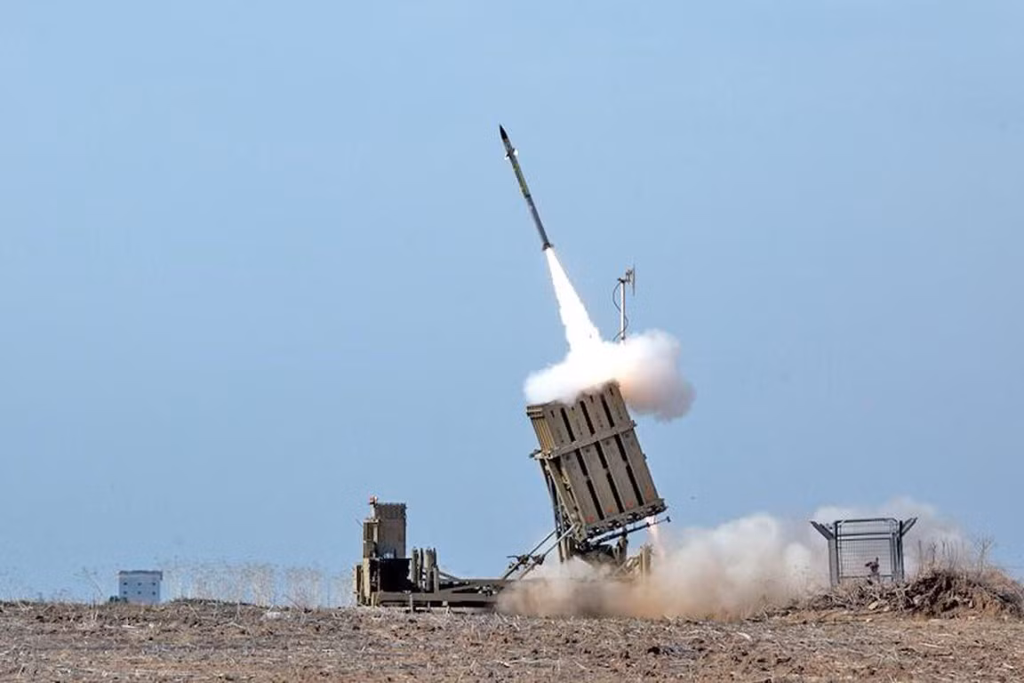 Với khả năng bao quát vùng lãnh thổ rộng tới 150 km2, mỗi tiểu đoàn Iron Dome bao gồm 1 trạm radar đa nhiệm (phát hiện, theo dõi, dẫn bắn), trung tâm chỉ huy hỏa lực và 3 bệ phóng với 20 đạn tên lửa đánh chặn Tamir cho mỗi bệ.