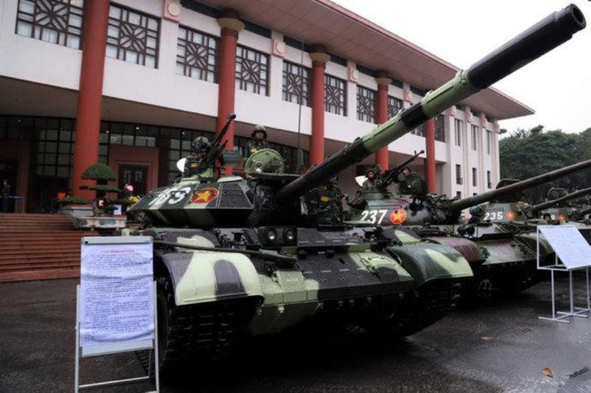 Nhờ được trang bị kính ngắm TSGS-54BU và hệ thống kiểm soát hỏa lực TIFCS-3BU hiện đại, xe tăng T-54M của Việt Nam có khả năng tác xạ nhanh và chính xác không thua kém T-90.