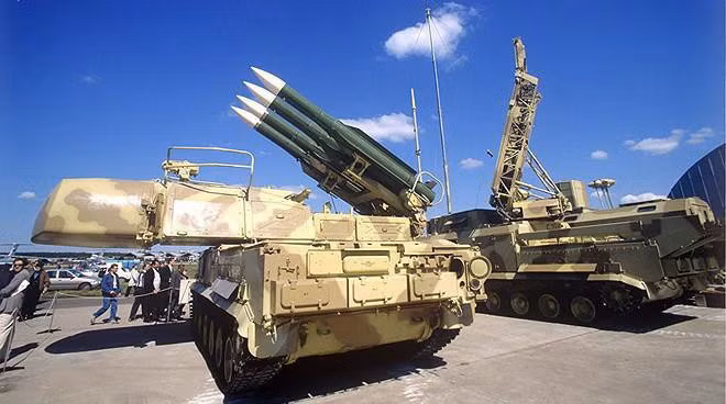 Một số nhà phân tích thì cho rằng, có thể phe ly khai đã bắn hạ MH-17 nhưng họ không cố ý, đây là việc nhầm lẫn đáng tiếc khi phe ly khai được huấn luyện không tốt nên không dễ dàng phát hiện ra máy bay thương mại với máy bay vận tải.