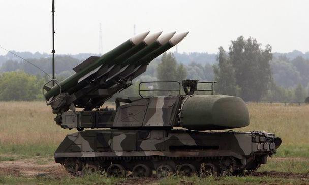 Tổ hợp Buk-M1 trang bị đài chỉ huy 9S470M1 hoàn toàn mới, giữ vai trò trung tâm, điều phối hoạt động và liên kết các thành phần khác, đồng thời theo dõi, đánh giá và phân tích kết quả sau khi tên lửa được phóng đi.