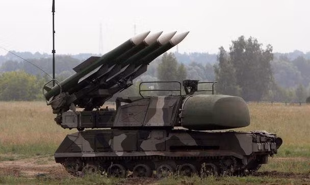 Tổ hợp Buk-M1 trang bị đài chỉ huy 9S470M1 hoàn toàn mới, giữ vai trò trung tâm, điều phối hoạt động và liên kết các thành phần khác, đồng thời theo dõi, đánh giá và phân tích kết quả sau khi tên lửa được phóng đi.