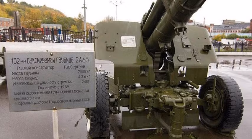 Để tăng cường tốc độ bắn và giảm số người trong khẩu đội, pháo được trang bị hai máy đẩy lò xo để đẩy và nạp đạn.