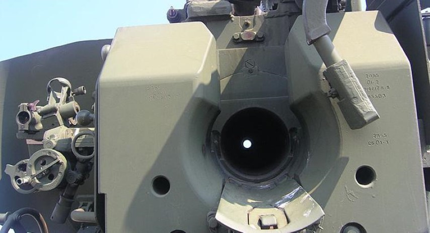 Như vậy cơ cấu ổn định sẽ dựa trên 3 điểm là trục thủy lực và hai càng pháo.