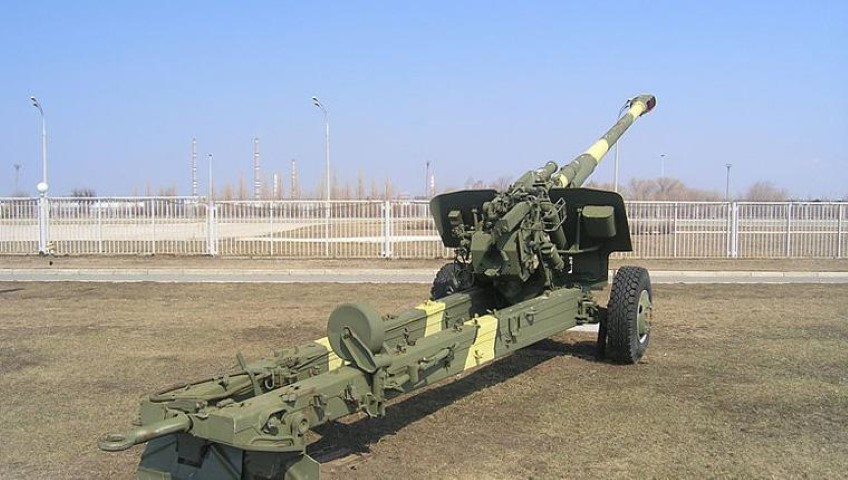 Pháo cỡ nòng 152mm được trên khung bệ có hai bánh xe để di chuyển, khi vào vị trí khai hỏa, hai “càng” sẽ được hạ xuống còn trục thủy lực ngay dưới bệ pháo sẽ được nâng lên.