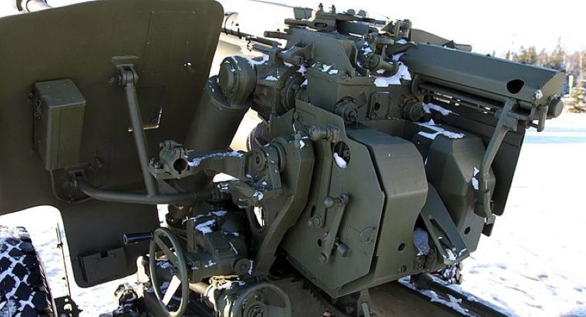 Pháo 2A65 152mm có cơ chế thay đổi tầm và hướng bắn nhanh chóng dù chúng sử dụng cơ chế điều khiển thủ công bởi pháo thủ.