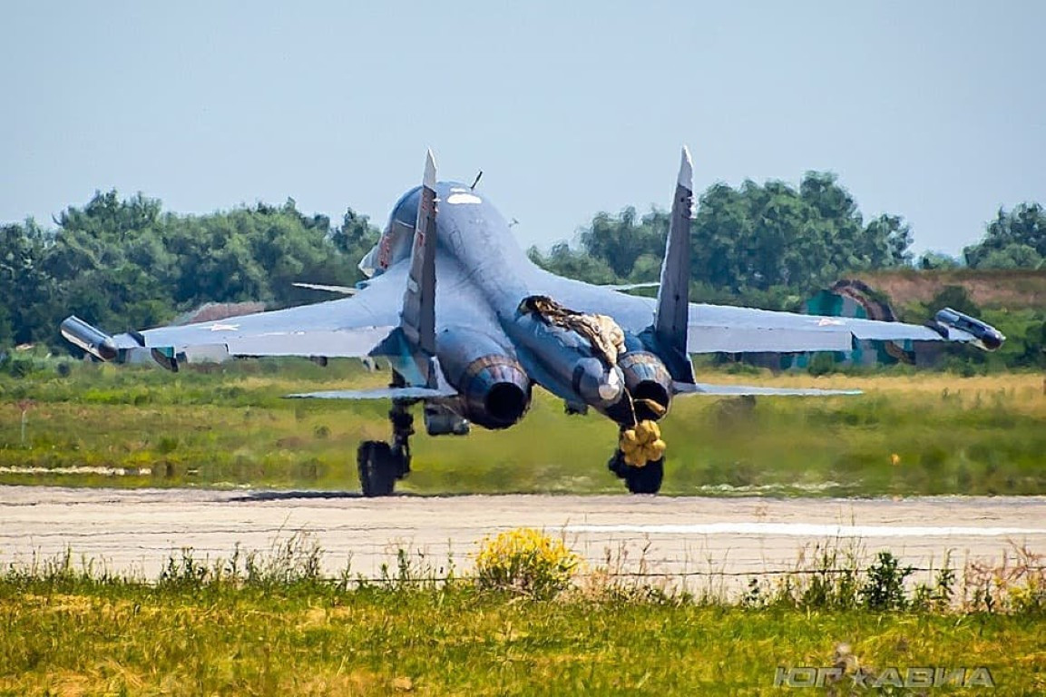 Tuy nhiên khác với tiêm kích Mỹ, các chiến đấu cơ Nga đều có hai động cơ, nên phần dù hãm tốc có thể được đặt gọn ở giữa, không bị nhô lên một phần trên lưng máy bay, ít nhiều ảnh hưởng tới thiết kế khí động học. Nguồn ảnh: Pinterest.