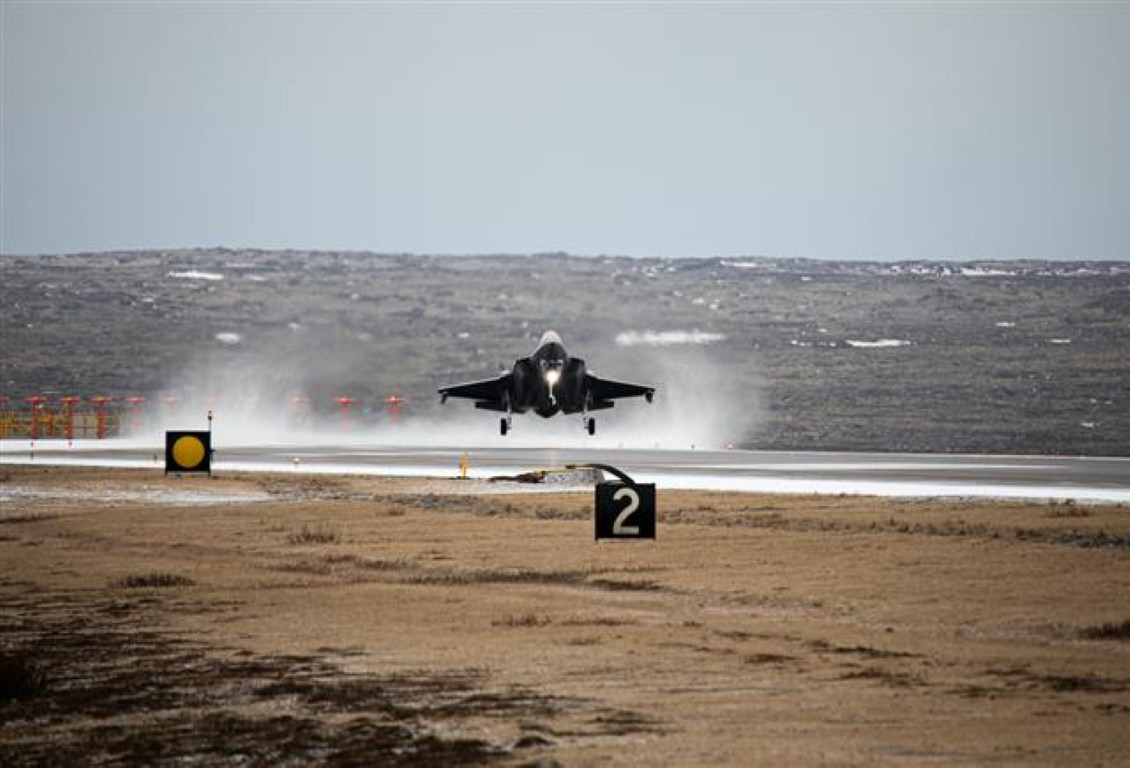 Trong khi đó, các chiến đấu cơ do Nga sản xuất, lại thường sử dụng cơ chế hãm tốc bằng dù. Nghĩa là, việc khung thân của máy bay phải chịu tải lớn khi hạ cánh, đã nằm trong tính toán ngay từ đầu của nhà sản xuất.