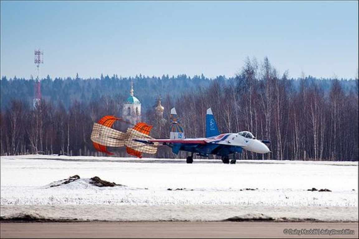 Do được tính toán ngay từ đầu, việc sử dụng dù hãm tốc trên chiến đấu cơ Nga, sẽ ít ảnh hưởng hoặc thậm chí không ảnh hưởng tới tuổi thọ khung thân của phi cơ.
