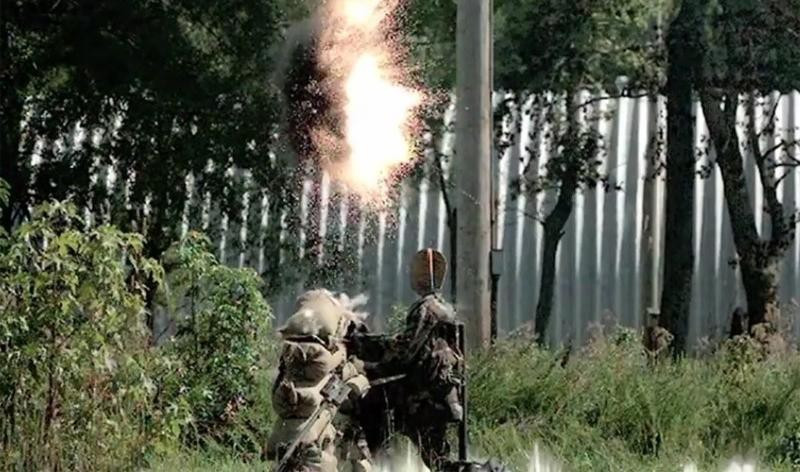 Điểm đặc biệt của súng so với phần đa các súng phóng lựu hiện nay đó chính là hệ thống điện tử thông minh có tên XM104 TA/FCS.