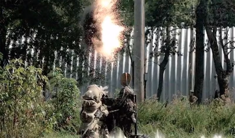 Điểm đặc biệt của súng so với phần đa các súng phóng lựu hiện nay đó chính là hệ thống điện tử thông minh có tên XM104 TA/FCS.