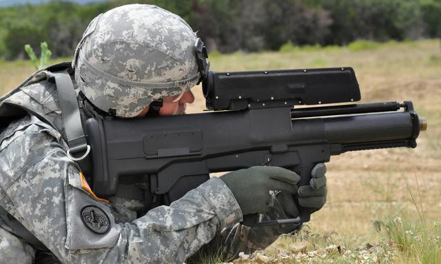 Chiều dài súng 749mm, phần thân sử dụng nhiều vật liệu polymer cao phân tử, một số vị trí trọng yếu được gia cố bằng thép để tăng độ bền và tính năng chiến đấu.