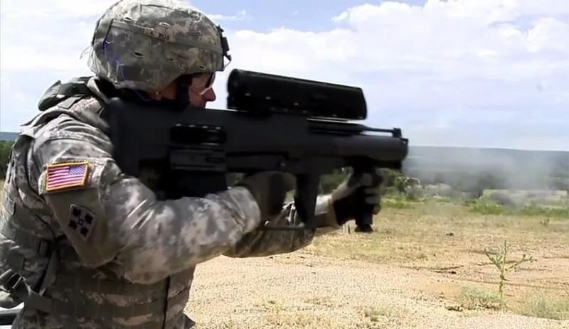 Hệ thống này sử dụng một thiết bị dò tìm phạm vi bằng laser để đo khoảng cách chính xác vật cản. Một cảm biến sẽ nhận tín hiệu radio từ thiết bị ngắm để đo khoảng cách, sau đó hệ thống máy tính phát tín hiệu để kích nổ quả đạn ngay trên đầu kẻ thù, nơi chúng đang ẩn nấp sau chướng ngại vật.