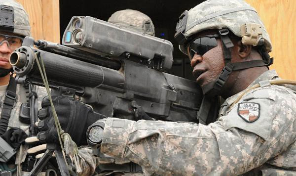 Quân đội Mỹ vừa tiếp tục được tiếp nhận súng phóng lựu XM25 với đạn được dẫn đường bằng laser - loại vũ khí có thể xoay chuyển cục diện trên chiến trường. Ban đầu súng phóng lựu công nghệ cao này được trang bị cho các lực lượng đặc nhiệm, sau đó mới phổ biến trong các đơn vị khác.