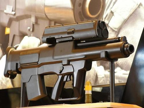 Loại lựu đạn này có trọng lượng 270g, chứa thuốc nổ cực mạnhHEAB. Đây là là loại đạn nổ mảnh trên không, bên cạnh đó súng cũng có thể bắn loại đạn áp nhiệt FAE, đạn phá giáp HEAT có thể xuyên được tới 50mm giáp đồng nhất.