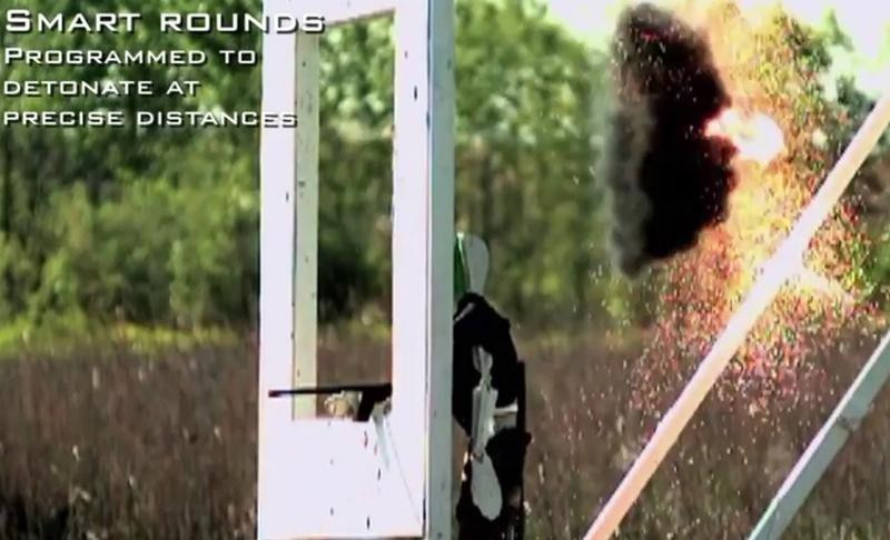 Hệ thống XM104 TA/FCS bao gồm kính ngắm quang học, kính ngắm quang điện tử, thiết bị đo khoảng cách laser, la bàn điện tử và một máy tính xử lý quỹ đạo đường đạn.