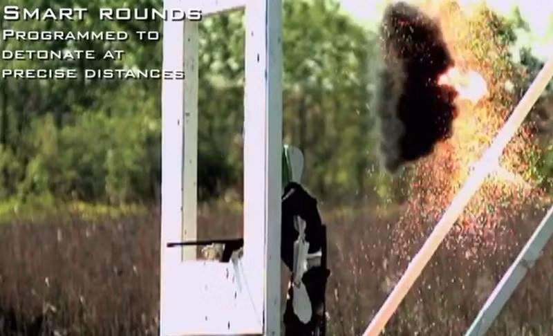 Hệ thống XM104 TA/FCS bao gồm kính ngắm quang học, kính ngắm quang điện tử, thiết bị đo khoảng cách laser, la bàn điện tử và một máy tính xử lý quỹ đạo đường đạn.