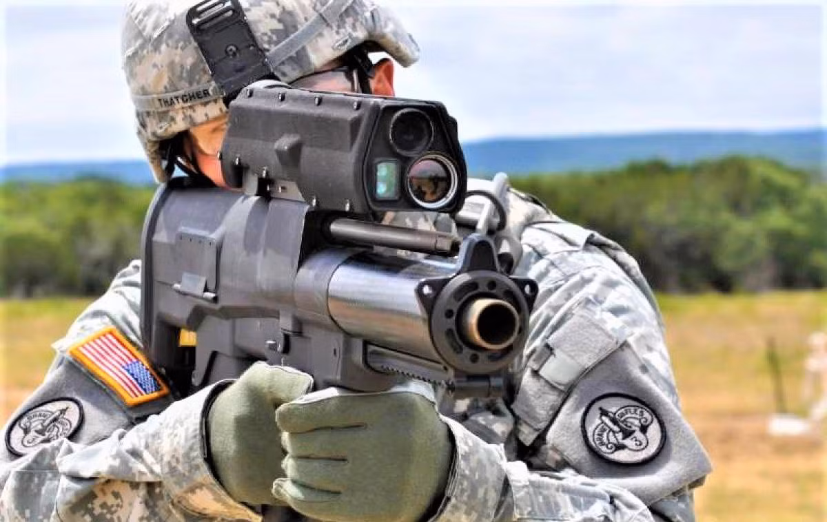 Nhờ ứng dụng những công nghệ vật liệu mới trong chế tạo, súng giảm trọng lượng đáng kể so với kích cỡ đạn cũng như những thiết bị kèm theo. Súng nặng chỉ 6,35kg.