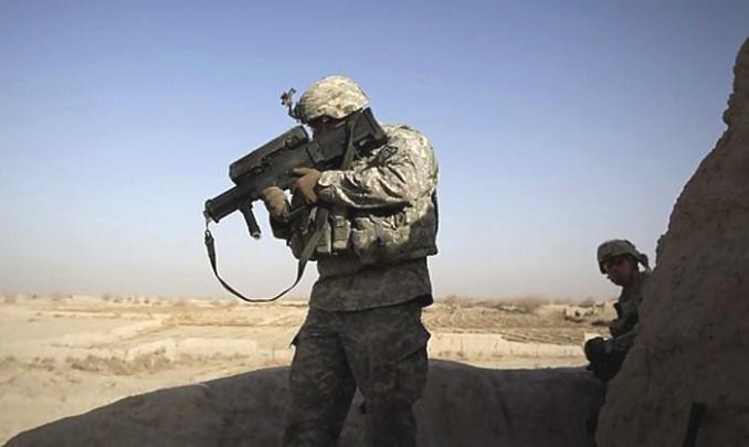 Súng sử dụng loại lựu đạn kích cỡ 25 x 40mm trong băng đạn 6 viên, sơ tốc đầu nòng đạt 210m/s. Tầm bắn hiệu quả của súng ở khoảng cách từ 500 - 700m. Tầm bắn xa nhất lên tới 1.000m. Với những tính năng vượt trội về tầm bắn, hỏa lực, cũng như độ thông minh của súng. XM25 xứng đáng là vua súng phóng lựu cầm tay trang bị cho người lính hiện nay.