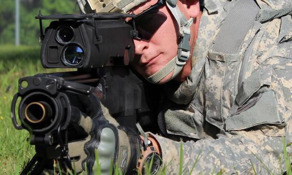 Có lẽ thực chiến tại Afghanistan và Syria đã thuyết phục lãnh đạo Bộ quốc phòng Mỹ trang bị. Súng phóng lựu XM25 bắt đầu thiết kế từ năm 1990.