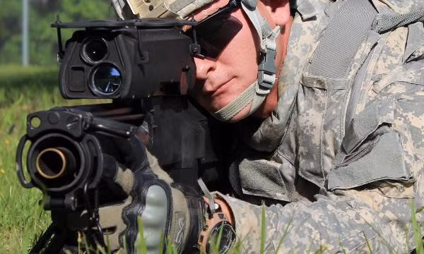 Có lẽ thực chiến tại Afghanistan và Syria đã thuyết phục lãnh đạo Bộ quốc phòng Mỹ trang bị. Súng phóng lựu XM25 bắt đầu thiết kế từ năm 1990.