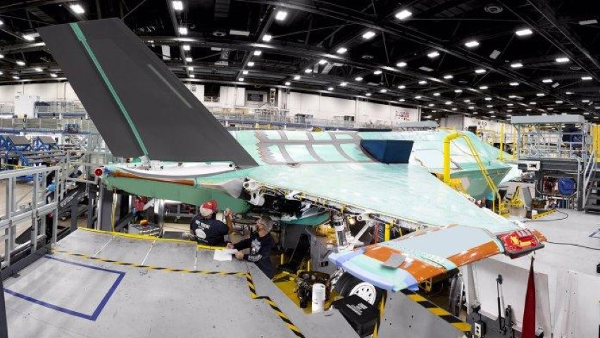 Trong khi đó F-35 được giới thiệu 10 năm sau đó nhưng đã hoàn thành hơn 700 chiếc. Đã có lúc giới chức quân sự Mỹ lên kế hoạch tăng số lượng máy bay chiến đấu F-22 lên 194 chiếc, nhưng Lực lượng Không quân đã phản đối ý kiến này.