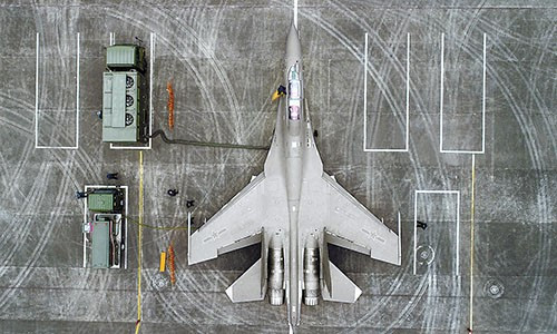 Chiến đấu cơ J-16 - phiên bản cải tiến được Trung Quốc phát triển từ dòng J-11BS. Loại chiến đấu cơ này mới chỉ được nhập biên Không quân Trung Quốc từ năm 2014, tới nay số lượng khoảng 160 chiếc, bao gồm cả phiên bản J-16D tác chiến điện tử.