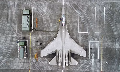 Chiến đấu cơ J-16 - phiên bản cải tiến được Trung Quốc phát triển từ dòng J-11BS. Loại chiến đấu cơ này mới chỉ được nhập biên Không quân Trung Quốc từ năm 2014, tới nay số lượng khoảng 160 chiếc, bao gồm cả phiên bản J-16D tác chiến điện tử.