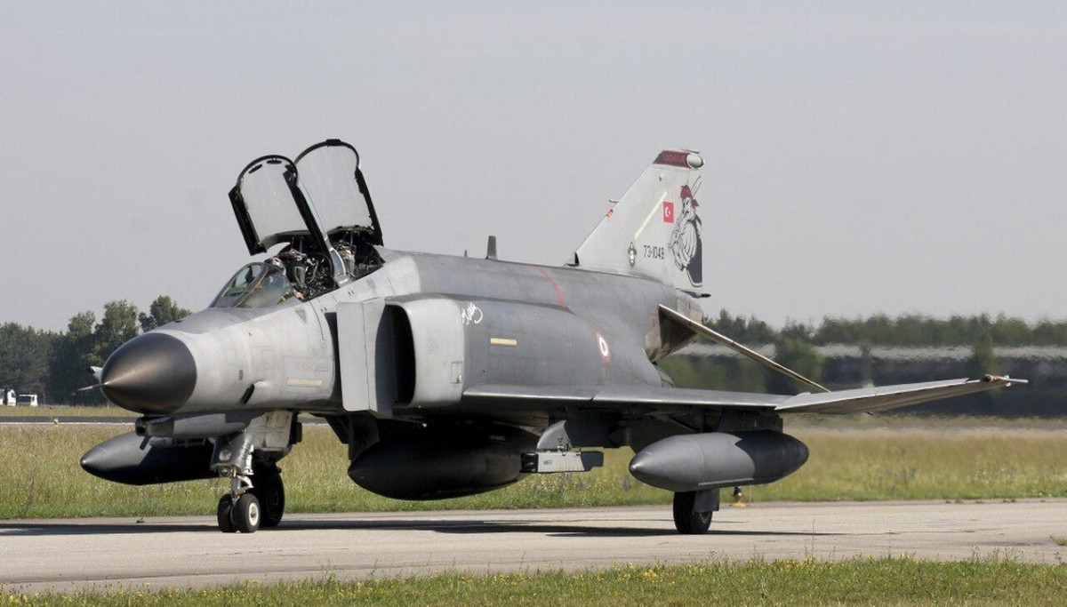 F-4E có thể mang được trên 8.480 kg các loại vũ khí ở 9 đế gắn trên thân và cánh, bao gồm: tên lửa không đối không, tên lửa không đối đất, các loại bom có và không điều khiển, bom hạt nhân.