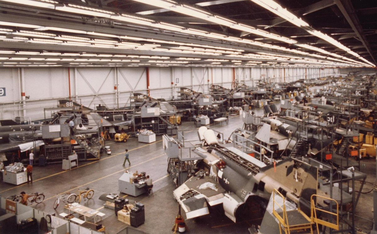 F-4E cũng được nâng cấp với thanh slat nơi mép trước cánh giúp cải thiện đáng kể độ cơ động ở góc tấn lớn bằng cách hy sinh đôi chút tốc độ tối đa.