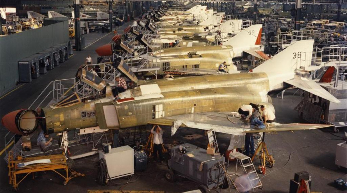 F-4E được trang bị radar trinh sát phía trước AN/APQ-99, radar AN/APD-10 để tìm kiếm xung quanh.