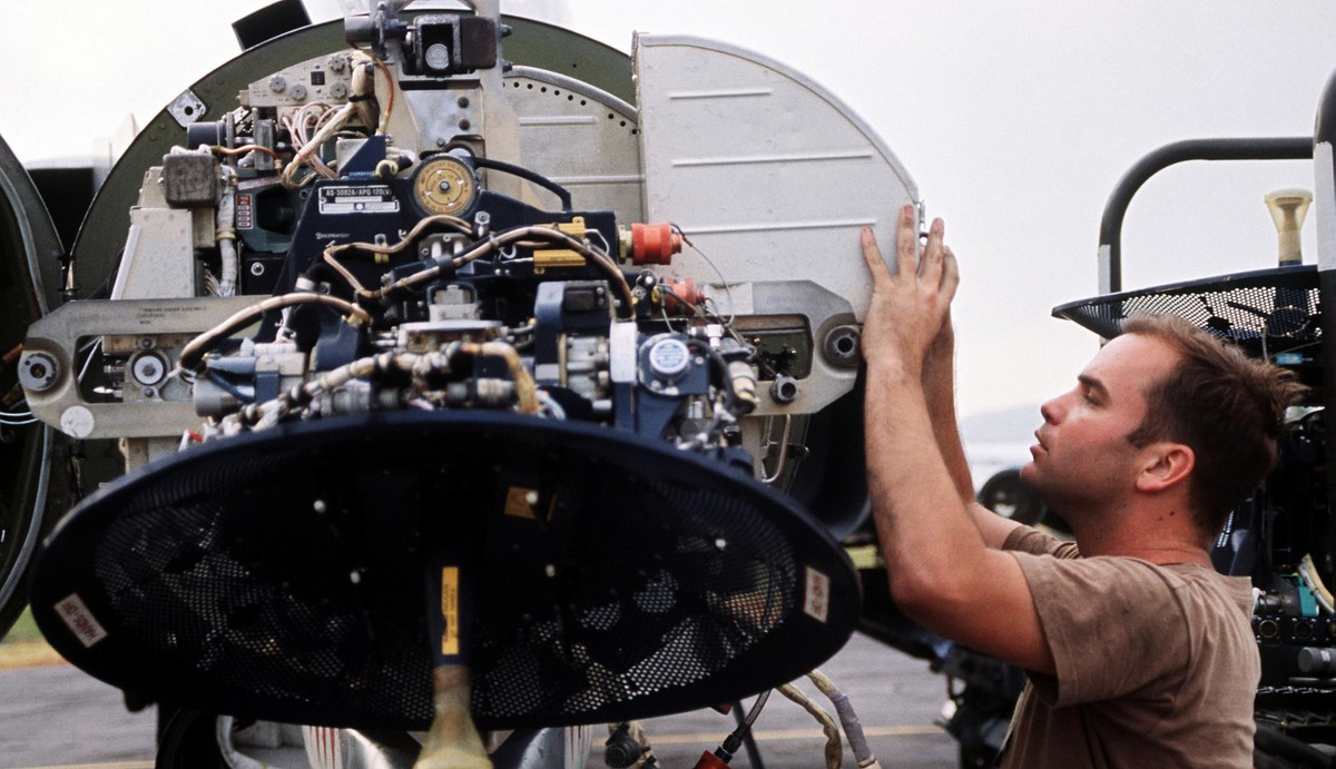 Những chiếc F-4E được trang bị động cơ General Electric J79-GE-17A mạnh hơn với lực đẩy 79,6 kN giúp máy bay có thể đạt vận tốc Mach 2,23.