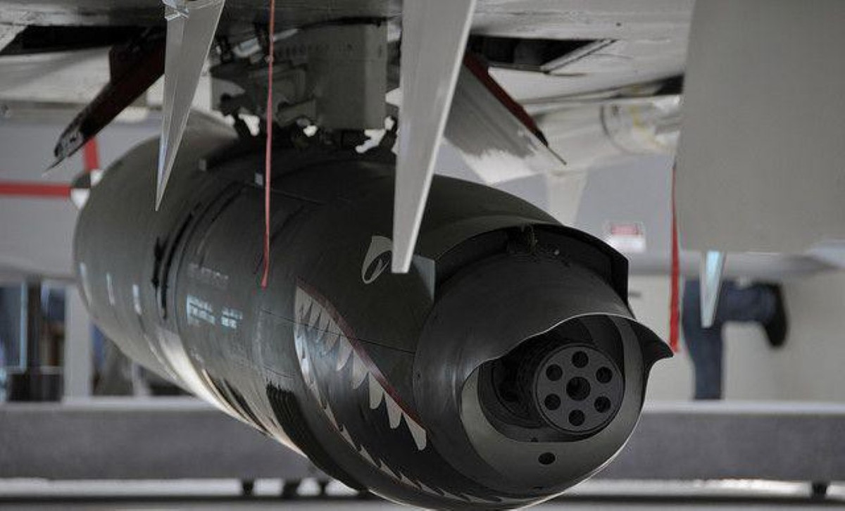 Nhưng rắc rối lại đặt ra khi pháo có hiệu suất quá kém, đơn giản vì khi treo tự do như thế này, pháo rung lắc khi khai hỏa và độ chính xác gần như bằng không. Điều này buộc người Mỹ phải có phương án tích hợp cố định vào thân máy bay.