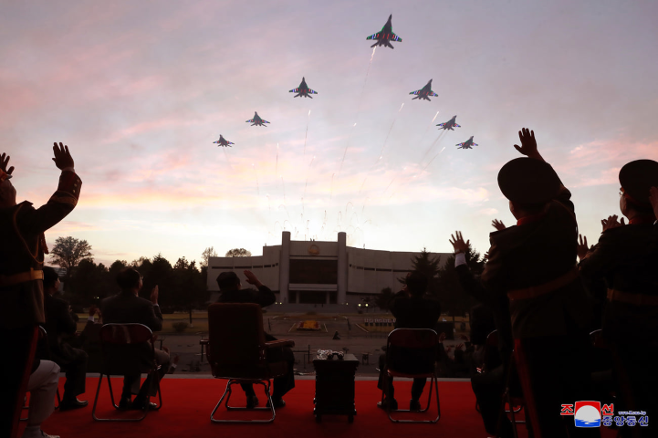 Có thể nói, Không quân Triều Tiên là lực lượng đầu tiên trên thế giới trình diễn máy bay với sơn phản quang trong một buổi biểu diễn quy mô lớn.