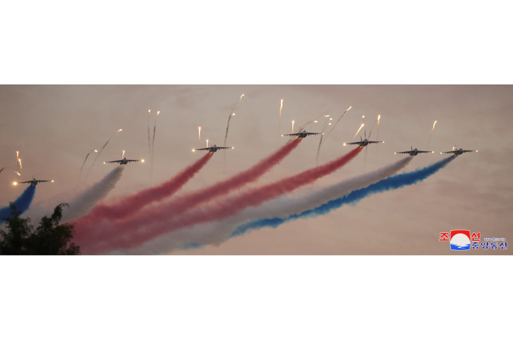 Trên không, các máy bay chiến đấu của Không quân Triều Tiên đã có màn trình diễn cực kỳ mãn nhãn và đầy sắc màu.